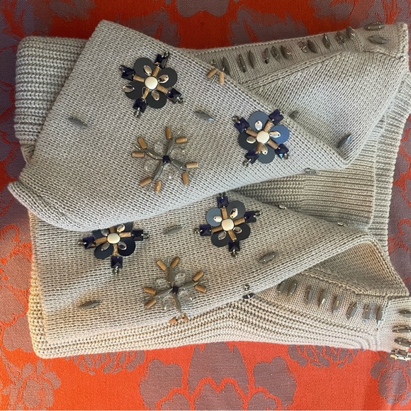 Embellished gray ribbed sweater. - Picture 2 of 5